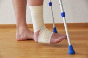 Patient walk on cruthches with an injured right leg